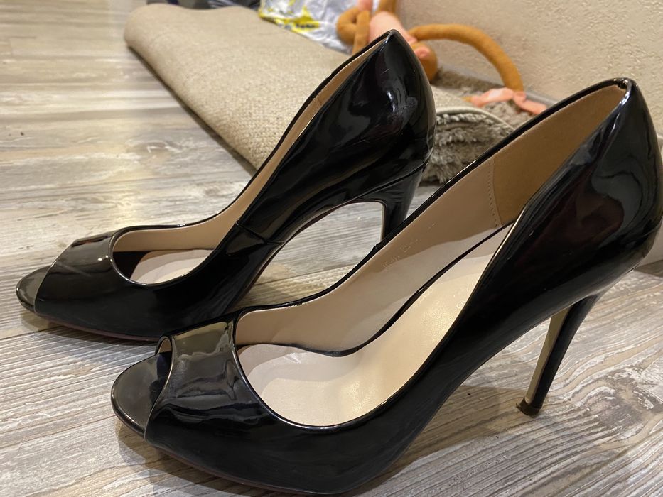 Високи лачени обувки