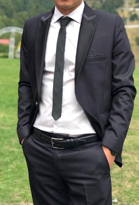 Vând costum negru elegant