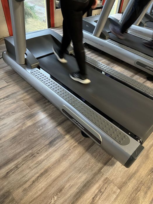 Life fitness treadmill