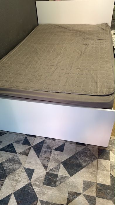 Продам кровать белого цвета с матрасом