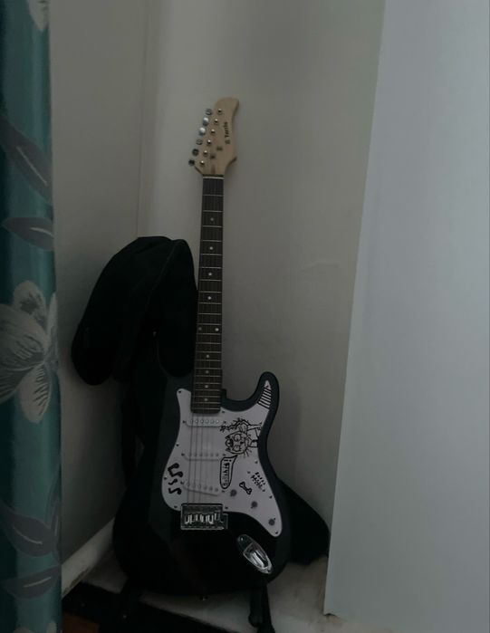 Срочно продам гитару