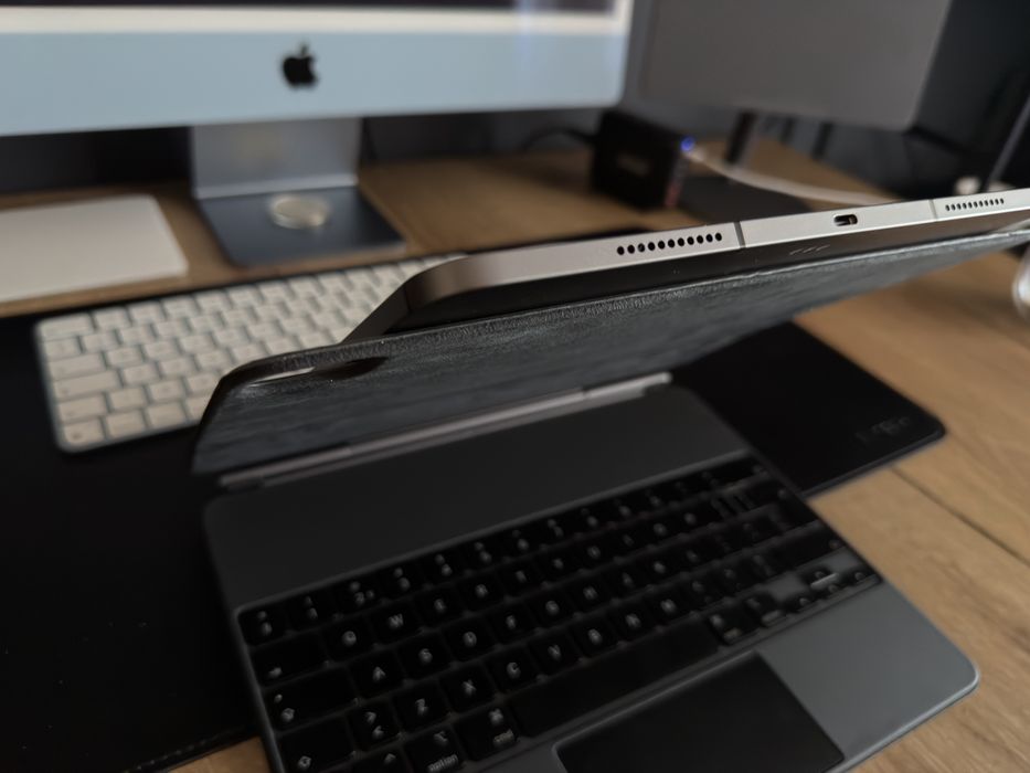 iPad Pro 12.9 Gen 6 2TB Stocare Wi-Fi + Cellular si Magic keyboard