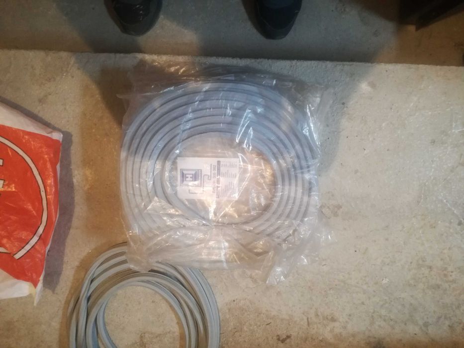 Продавам 7 бр. нови уплътнения за дограми-HORMANN Немски