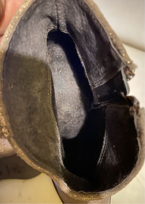 Ghete din piele maro cu tente aurii