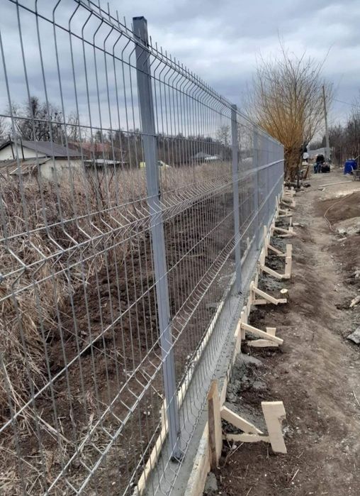 Construim la comanda dvs. garduri si porti din:
- panouri stil jaluzea