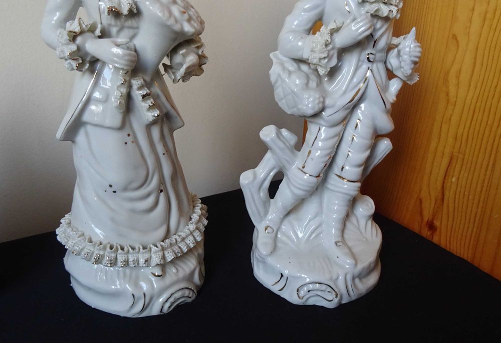 Много големи порцеланови фигури във Викториянски стил, с дантела.