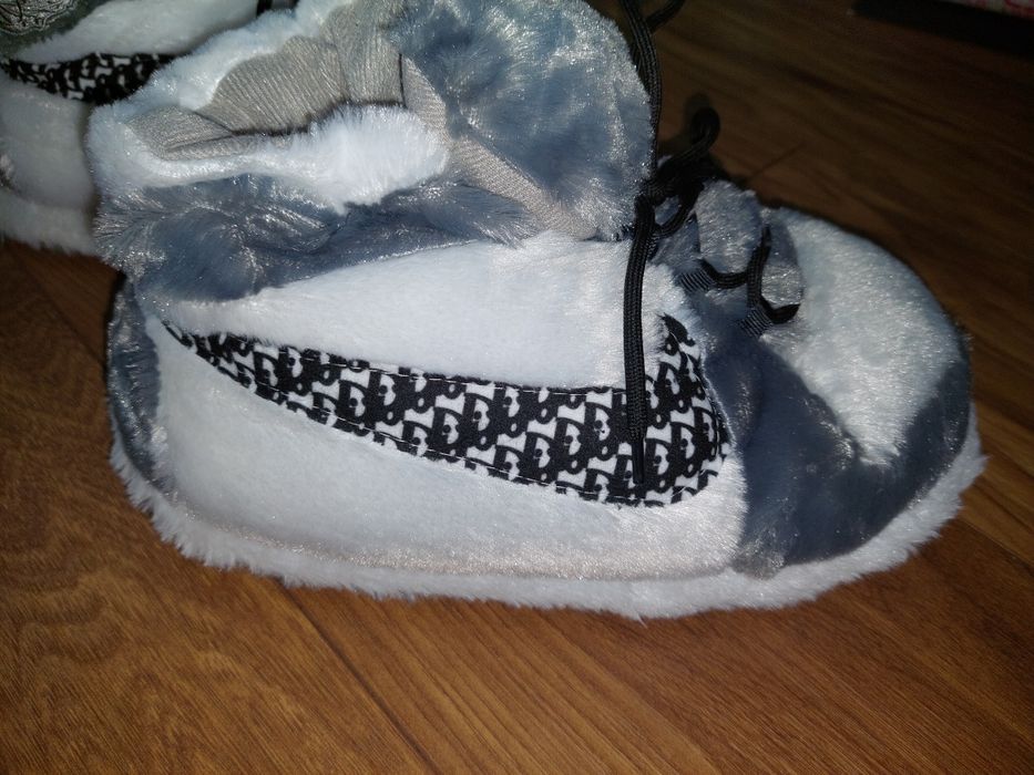 Слънчеви очила, гердани, чантички, ключодържател, домашни обувки