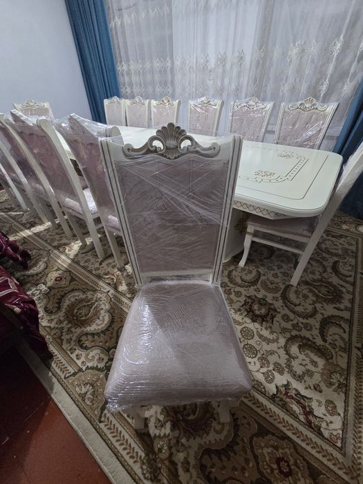 Стол стулья в новом состоянии
