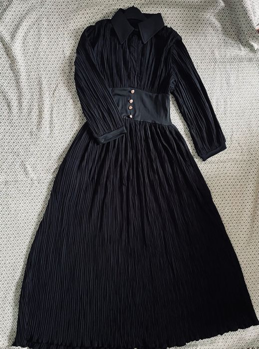 Rochie neagră plisată