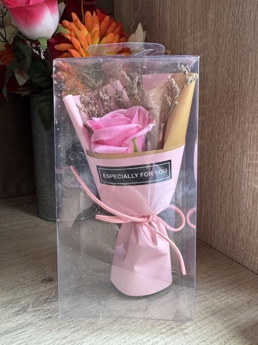 Мече в кутия и букети