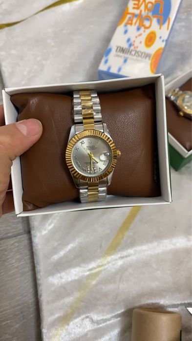 Продаётся наручные женские часы