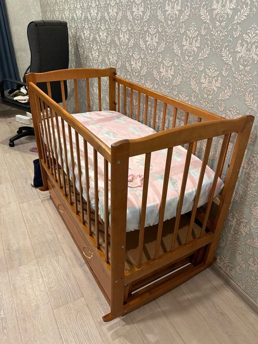 Кроватка с маятником и матрасом за