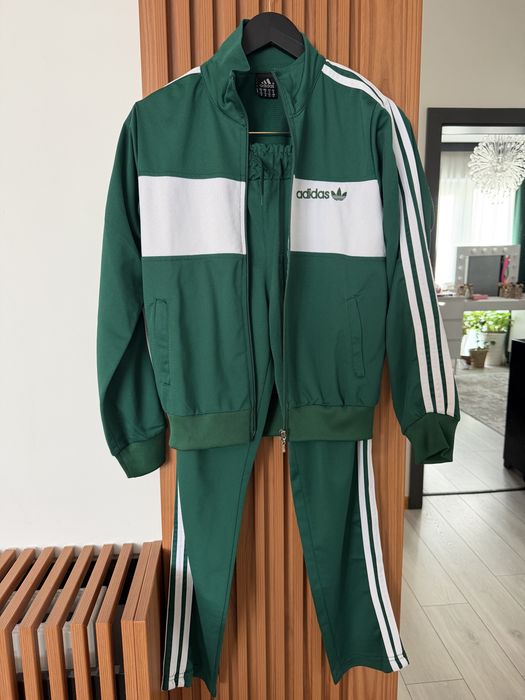 Trening Adidas foarte lejer si comod la purtare