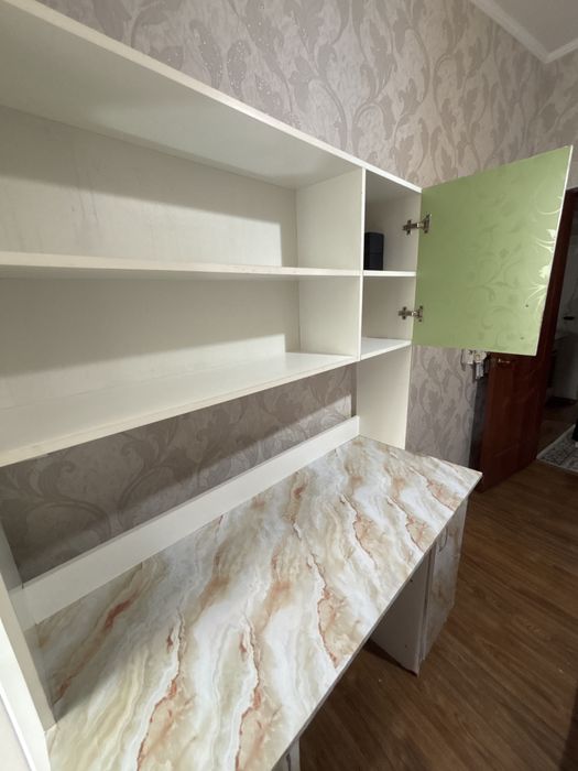 Письменный стол в хорошем состоянии