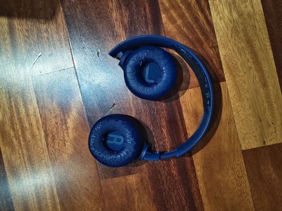 Срочно продам наушники JBL