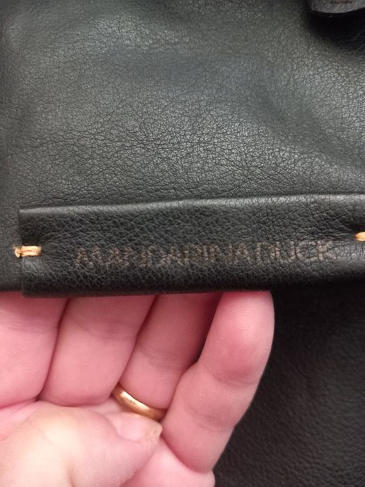 Чанта от естествена кожа.