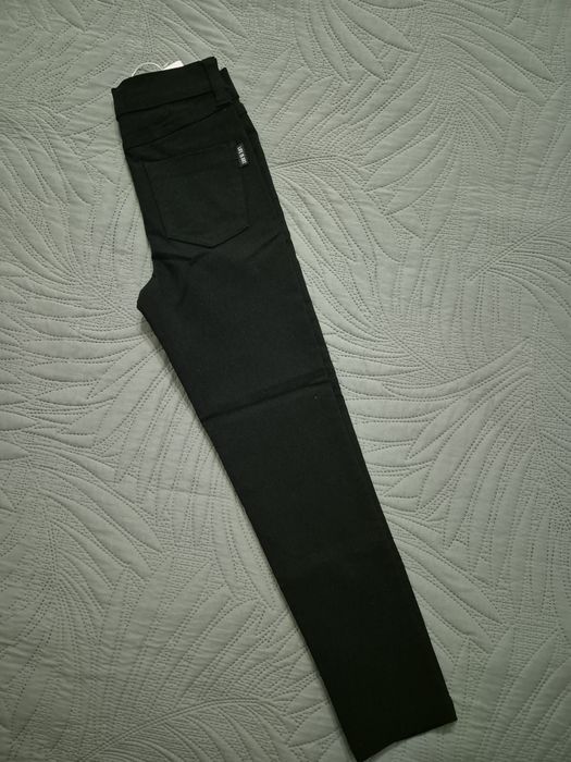 Продам новые джинсы для девочек рр 128