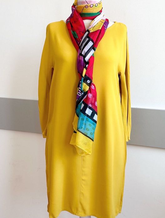 Елегантна хубава рокля в хубав жълт цвят