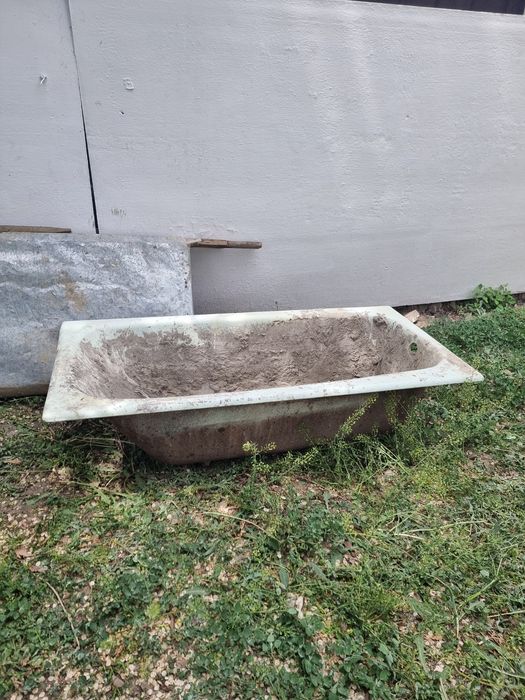 Ванна чугунная...