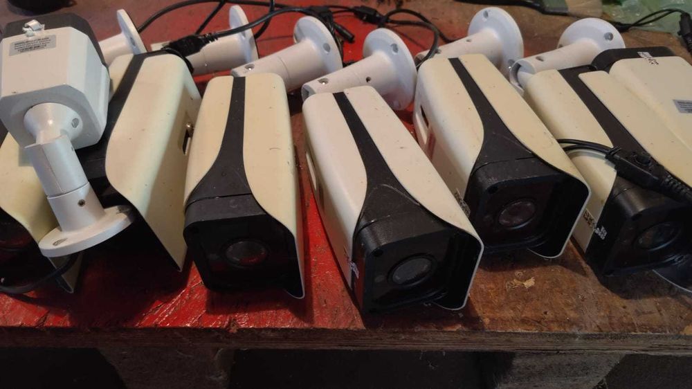 7 camere de supraveghere, DVR si sursa de alimentare