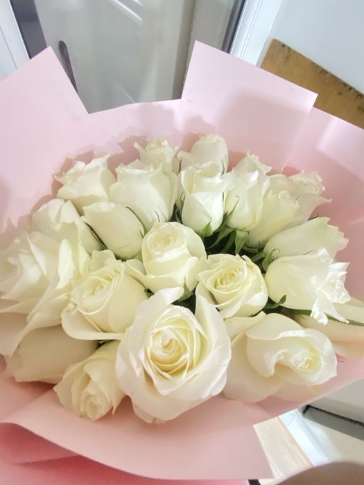 Белые розы 27штук