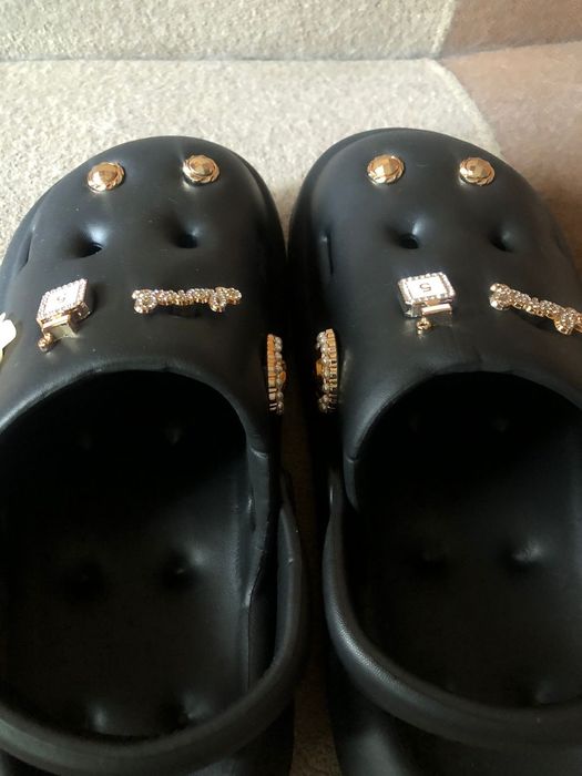 Украшения для кроксов.