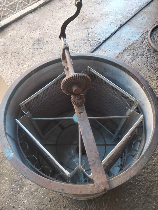 Медогонка четырех рамочная.