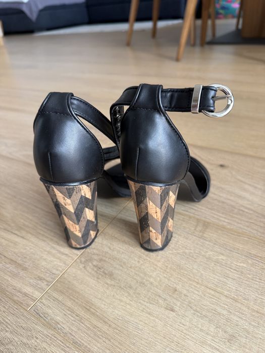 Черни сандали на дебел ток