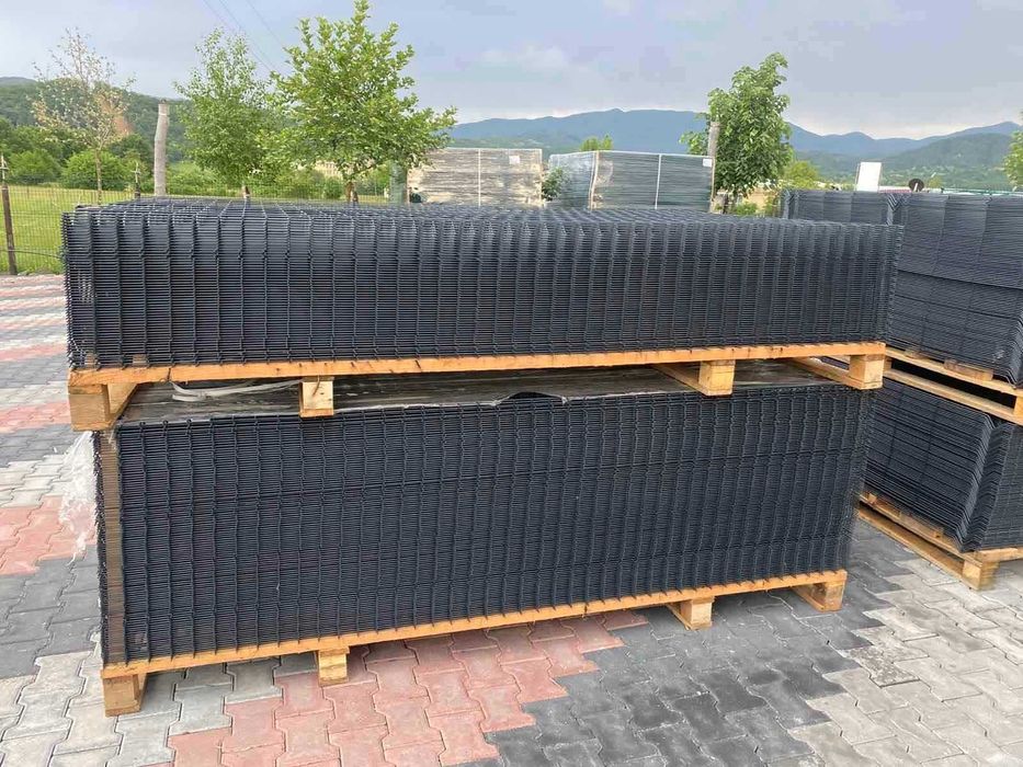 Мрежа с декорация. Метални оградни пана и колове. Ограда. Врати.