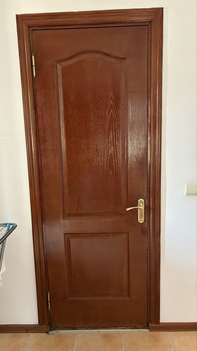 Двери деревянные продам