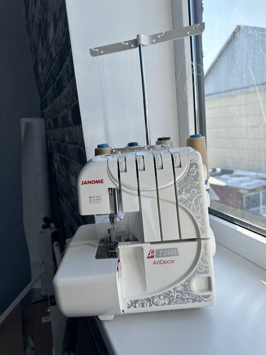 Швейная машина оверлок