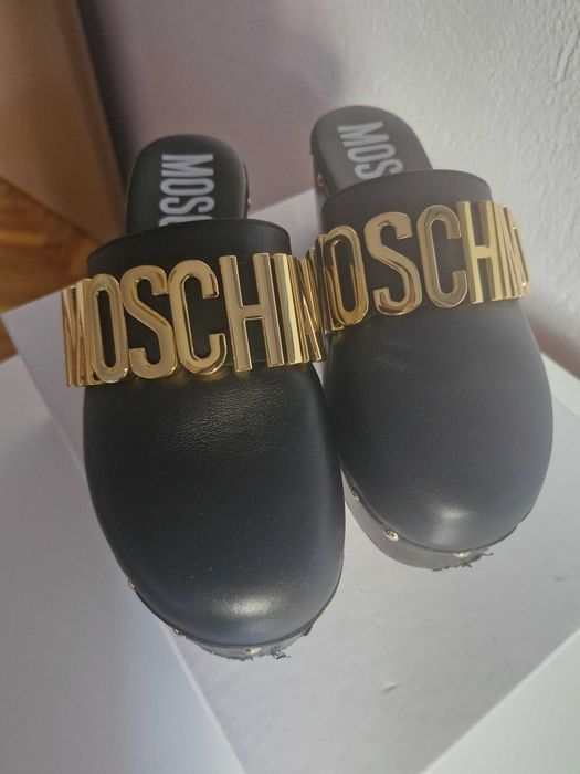 Сабо от естествена кожа на Moschino номер 40, но отговарят на 39 номер