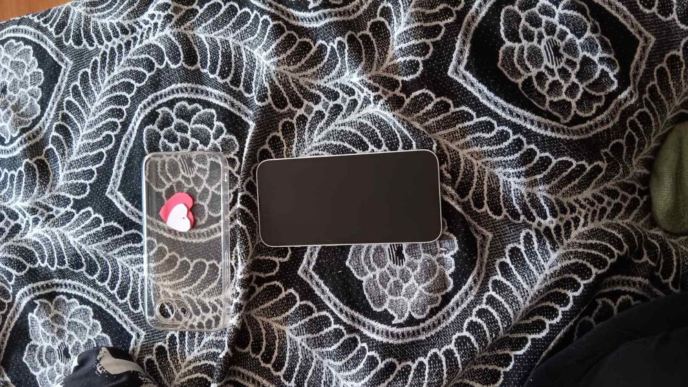 Телефон iPhone 16 e бял