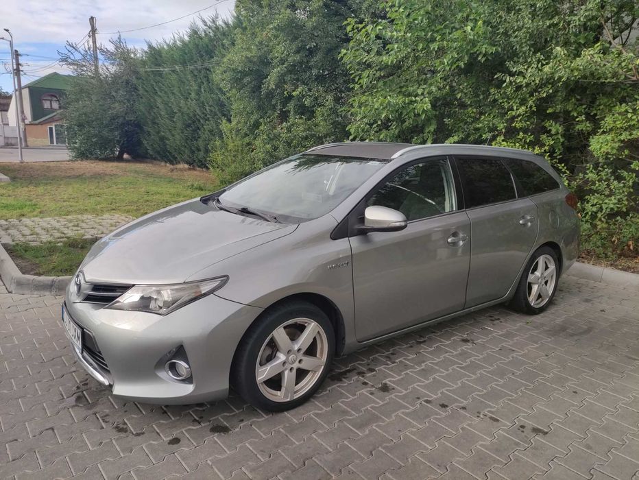 Vând Toyota Aurys Hibrid 2014