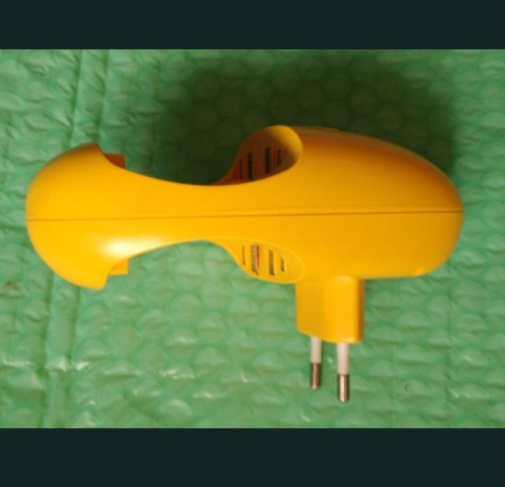 Incarcator universal VARTA, pentru diferite tipuri de baterii /acumulatori.