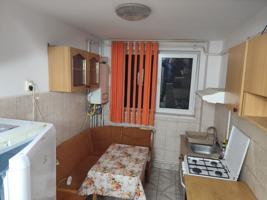 Când/închiriez apartament 2 camere semidecomandat zona gara B  Caracal
