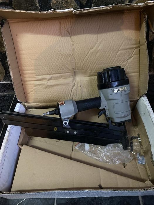 Пневматичен пистолет за пирони на въздух