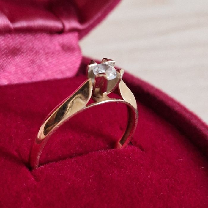 Продам золотое кольцо 585