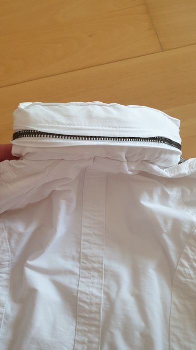 Geaca de vara, gluga ascunsa in guler