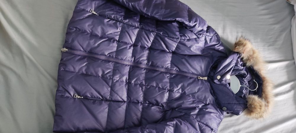 Дамско зимно яке с естествен косъм на качулката, пълнеж - пух и пера