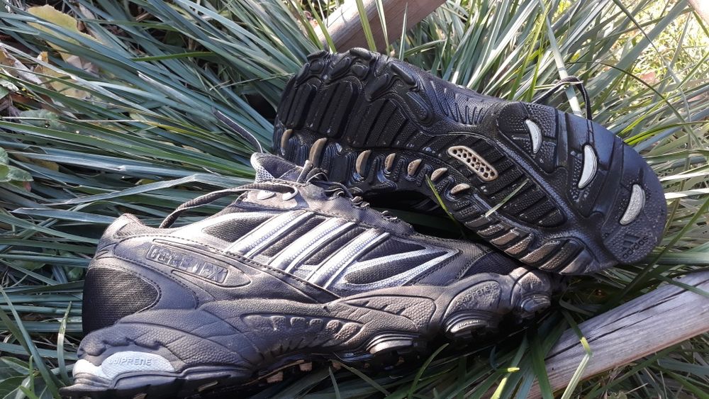 Туристические кроссовки