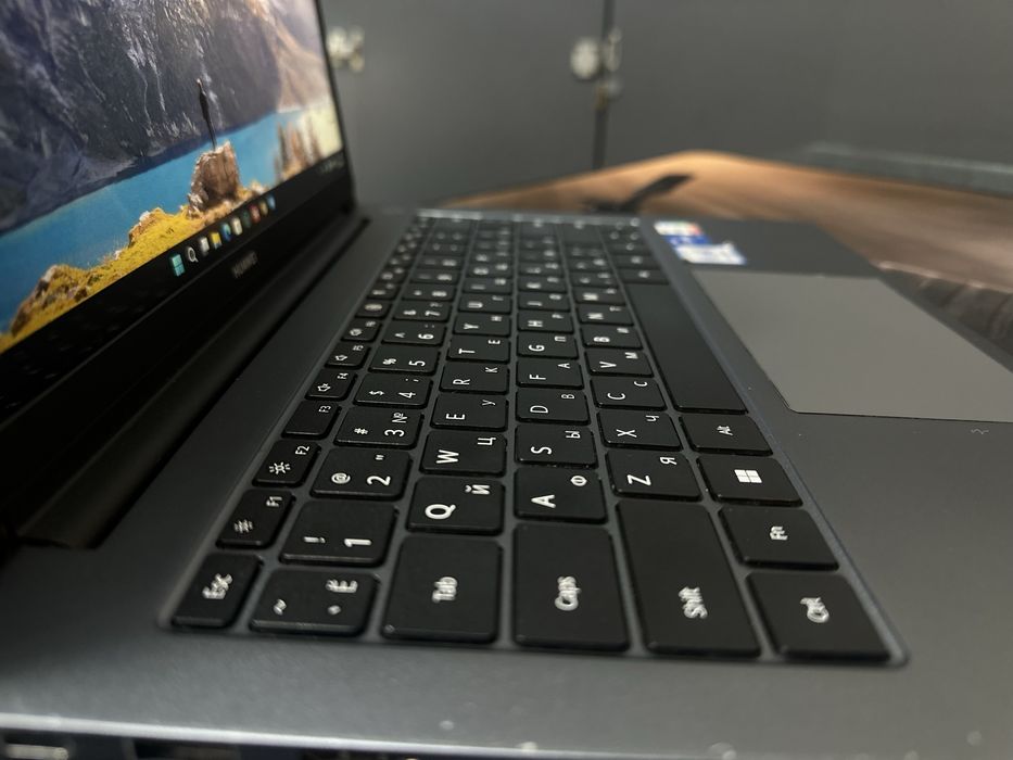 Мощный офисный ноутбук Huawei Intel Core i5-1240P