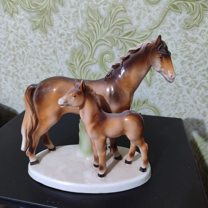 Лошадь с жеребенком. Фарфор. Германия.