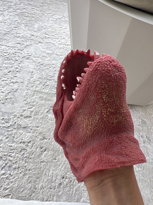 Manusa dinozaur de cauciuc