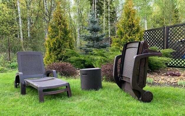 Шезлонг пластиковый для сада