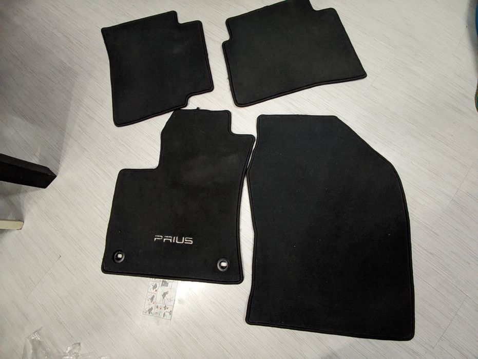 Комплект оригинални стелки за тойота приус(2016-2022) нови