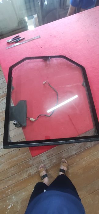 Стекла на кары, погрузчики, краны, экскаваторы итд