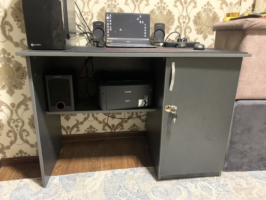 Письменный стол ( комютерный стол) и пуфик