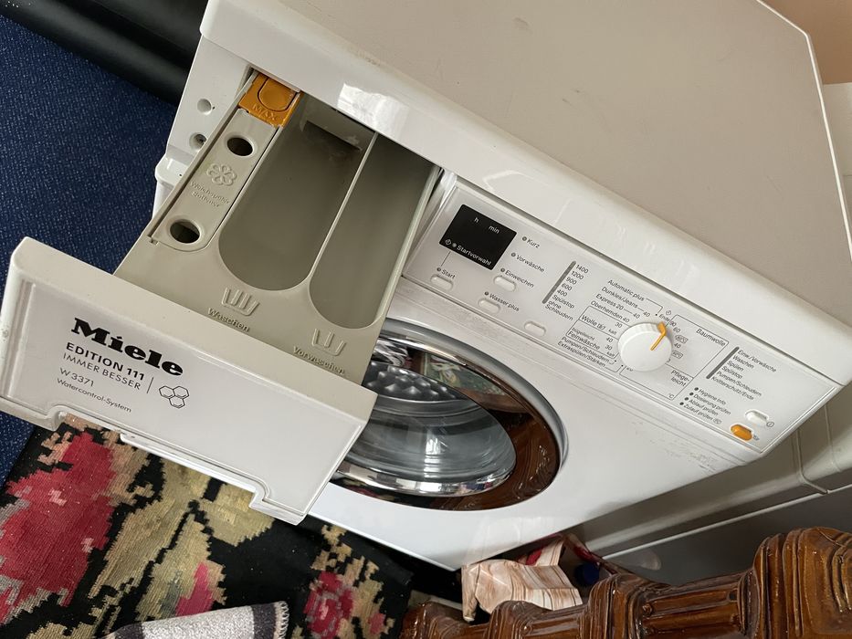 Vand masina de spalt si uscator de haine Miele aproape noi