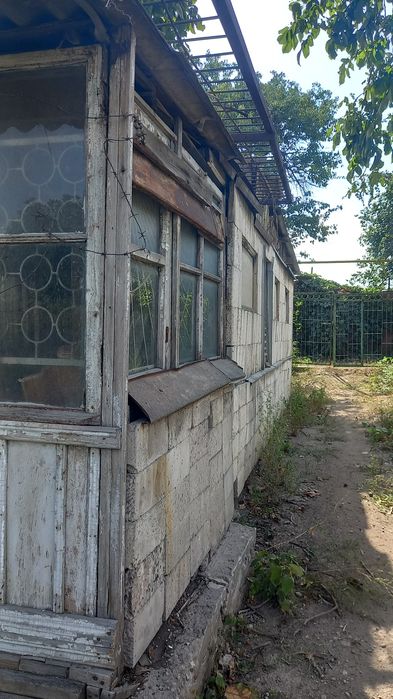 Участок, баня и времянка.